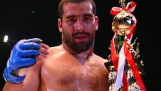 Багата защитава титлата си срещу Пухкавата мечка