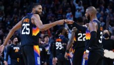 Слънцата изгориха и Голдън Стейт в супердербито на НБА