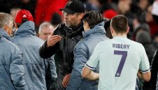 Забавено ръкостискане и разговор на висок тон: Какво се случи между Клоп и Ковач? + СНИМКИ