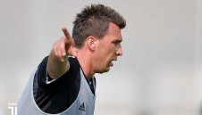 Байерн изобщо не иска Манджукич