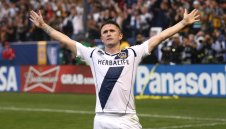 Роби Кийн преподписа с Галакси