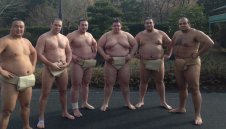 Отново търкалят наш Аоияма в Токио