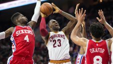 ЛеБрон мина 25 000 точки