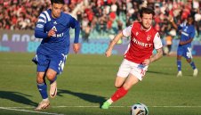 Голям скандал на мач: Фен нахлу да бие футболисти