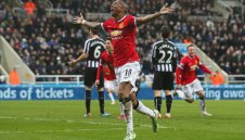 Йънг преподписва с Манчестър Юнайтед