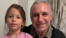 Стоичков и внучката му Миа с поздрав на три езика