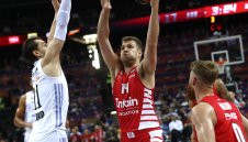 Официално: Везенков се завърна в Олимпиакос + ВИДЕО