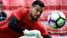 Вратар преподписа с Червените дяволи