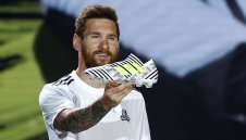 Странно! Меси отсвири Енрике и президента на Барса за сватбата си