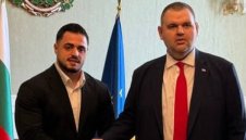 Това ли е краят? Бомбардират Карлос Насар с милиони