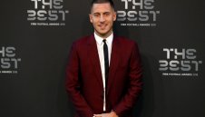 Азар преподписва с Челси