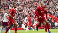 Титлата е близо: Ван Дайк измъкна Ливърпул срещу "чуковете" в края