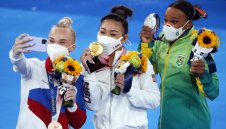 Суниса Лий седна на трона на Байлс