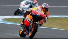 Кейси Стонър триумфира в Испания