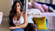 Секси журналистка се показа по бельо и взриви интернет + СНИМКИ