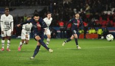 Гол от дузпа в 97-ата минута спаси ПСЖ, освирквания за Мбапе