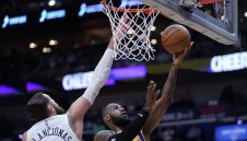 ЛеБрон се бори и на куц-крак, но Езерняците пак профукаха голям аванс