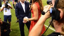 Джерард подкупва феновете на Галакси с бира