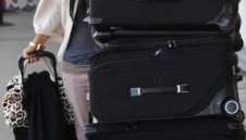 Никол впримчи Люис Хамилтън да тика куфари