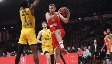 Везенков и Олимпиакос все пак  се докопаха до първото място