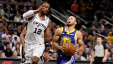 Къри вкара от над 18 метра, но Голдън Стейт падна в Сан Антонио