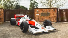 Хамилтън сяда в колата на Сена в Сао Пауло