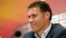 И Ван Бастен се нареди на опашка за поста на Анчелоти
