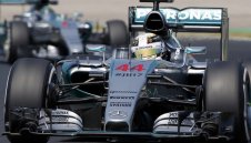 Хамилтън отново без конкуренция