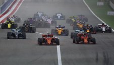 Драма в Бахрейн! Жестоката съдба отне победата на Льоклер, Люис триумфира