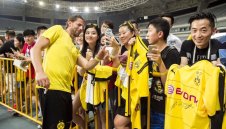 Феновете на Борусия на бунт срещу комерсиализацията във футбола