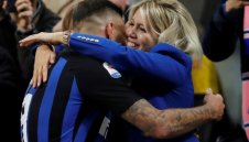 Драмите с Икарди продължават! Уцелиха колата на Уанда с камък