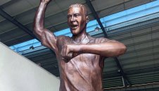 Нюкасъл открива статуя на легендата Шиърър + СНИМКИ