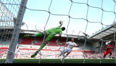 В Англия атакуват повече и вкарват повече този сезон