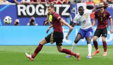 Късмет за Франция! Автогол ги прати на четвъртфинал