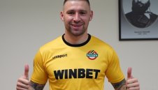 Интересна случка: Бандата си цъкал на телефона и Любо Пенев го пратил на трибуните