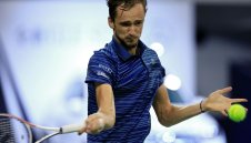 Машина: Медведев грабна титлата в Шанхай в шестия си пореден финал