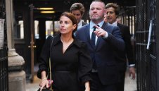 Наздраве, Уейн! Руни моли за боксов мач, когато се напие