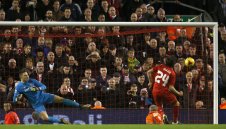 Клоп не гледал дузпите със Стоук