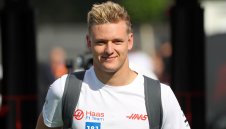 Мик Шумахер все пак може да остане във Формула 1 догодина