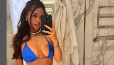 Национал на Англия си ляга до пищна какичка + СНИМКИ