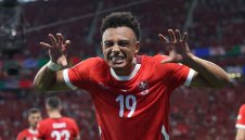 Ман Юнайтед наддава за звезда на Швейцария и Болоня