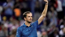 Неудържимият Медведев се справи с Циципас и се класира за финала в Шанхай