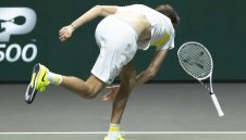 "Убит" от крампи: Медведев постигна "най-сладката" победа