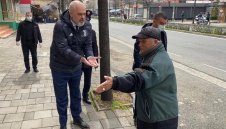 Премиерът на Албания агитира пенсионерите да стоят у дома със "Старата госпожа" + СНИМКИ