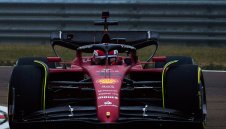 Люис сяда в болид на Ферари следващата седмица