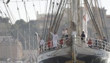 150 000 души посрещнаха олимпийския огън в Марсилия