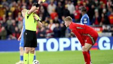 УЕФА тръгва на война с играчите, които спорят със съдиите