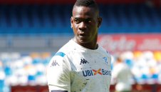 Балотели напомни за себе си, счупи апарата на фотограф