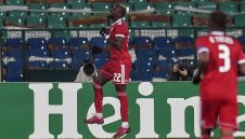 Али Соу дари екипа от победата на ЦСКА над Рома за благотворителност