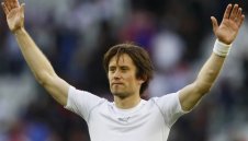 Стъкленият Росицки отново се счупи